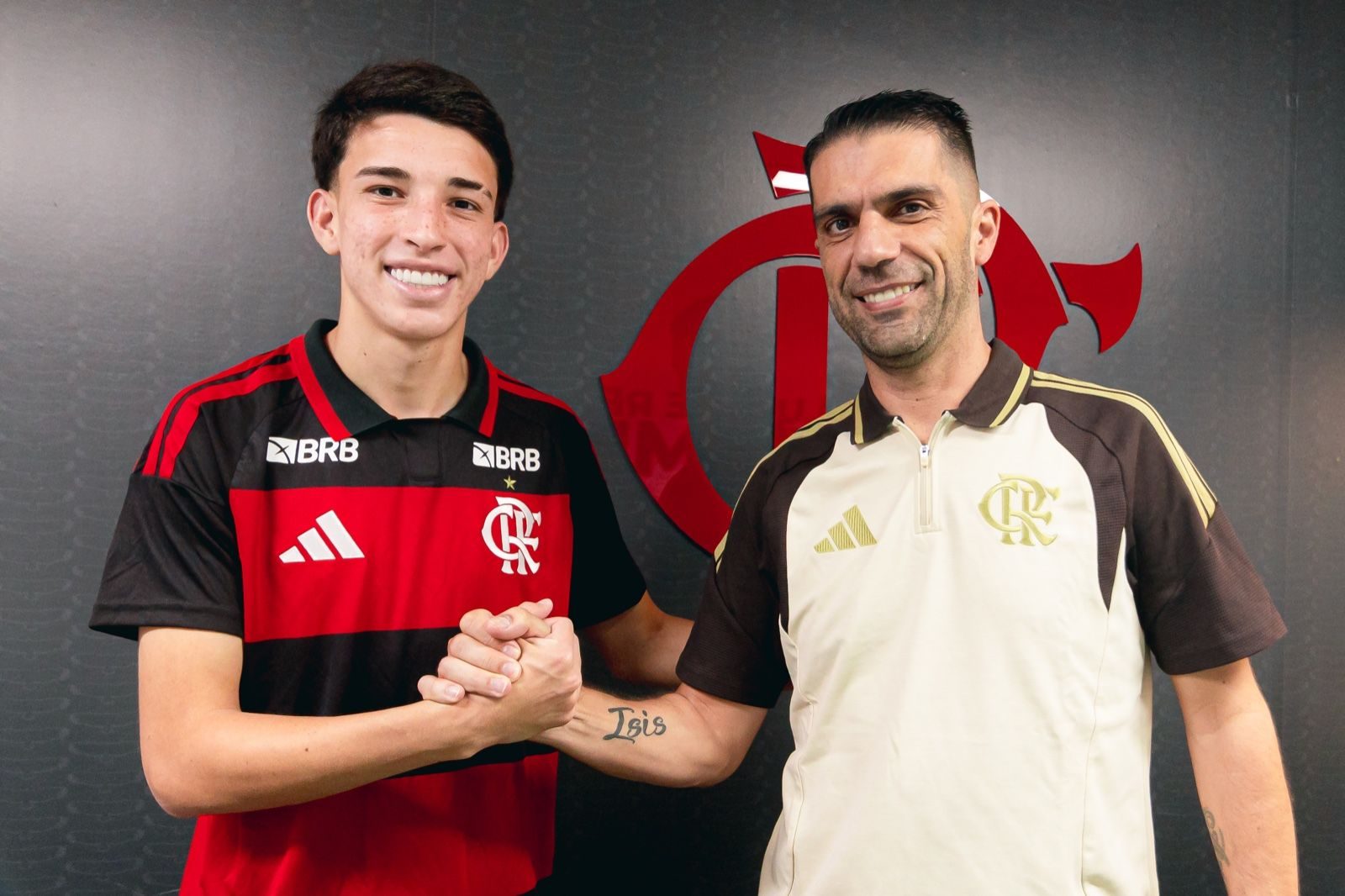 Miguel Távora veste o manto rubro-negro no dia da assinatura do contrato definitivo com o Flamengo