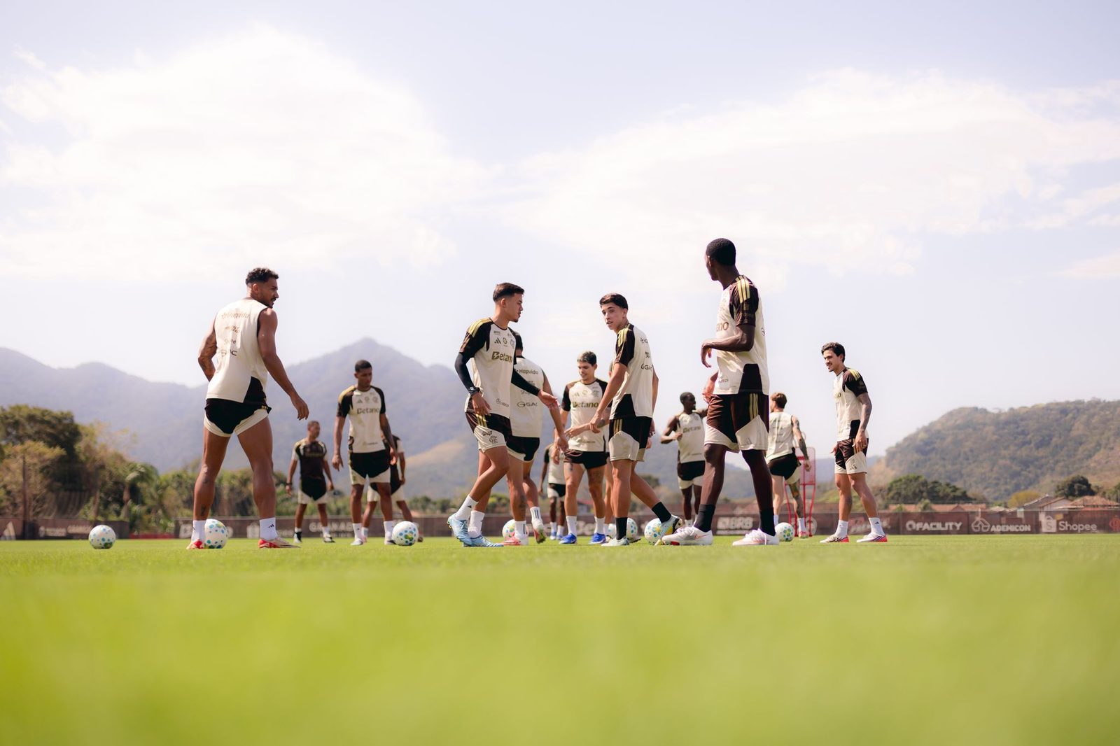 Elenco do Flamengo em atividade no Ninho do Urubu na sexta-feira (21), antes da viagem para Belo Horizonte