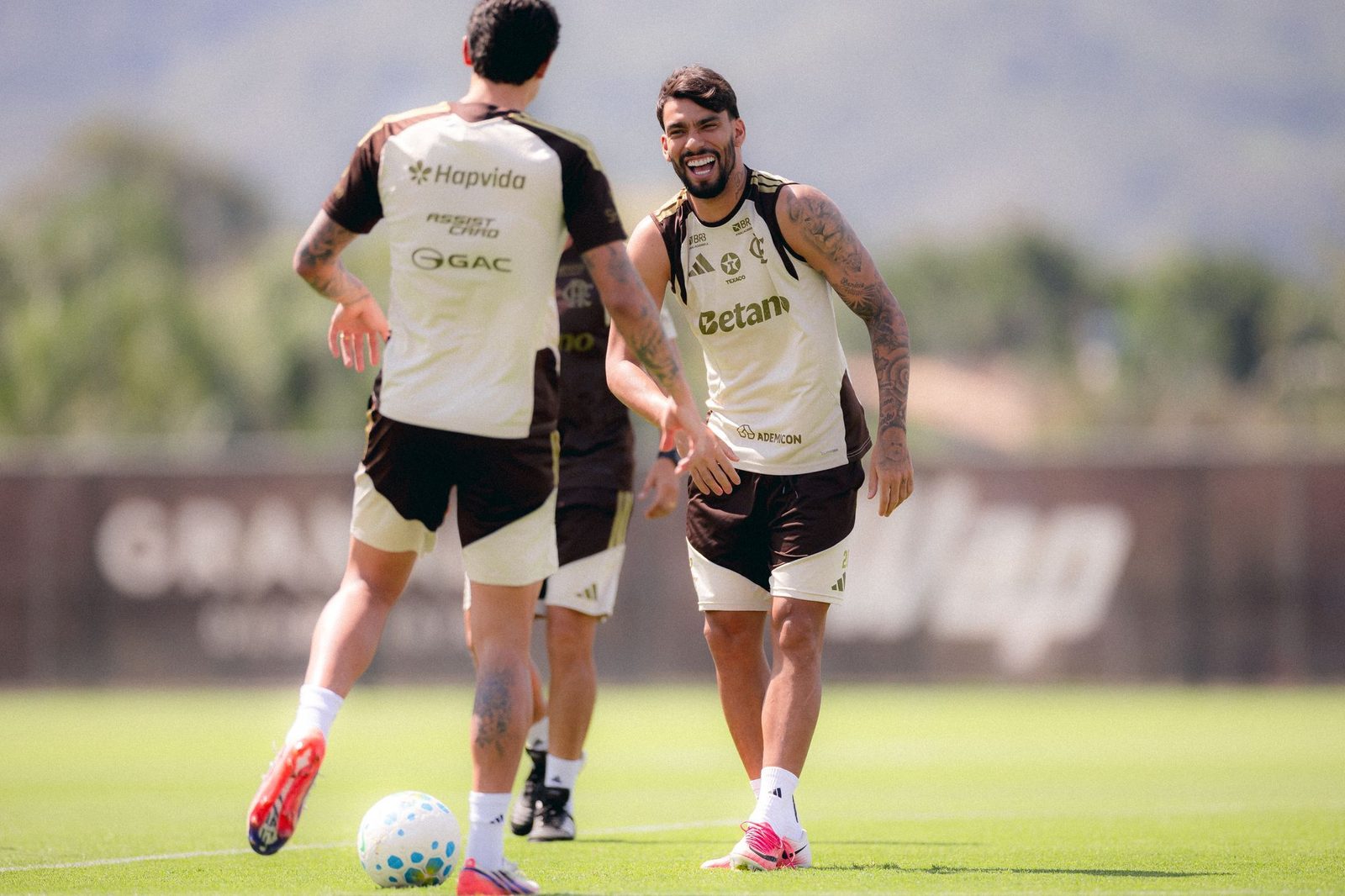 Trabalho com bola no CT George Helal, onde Miguel Távora vai seguir a formação pelo sub-20