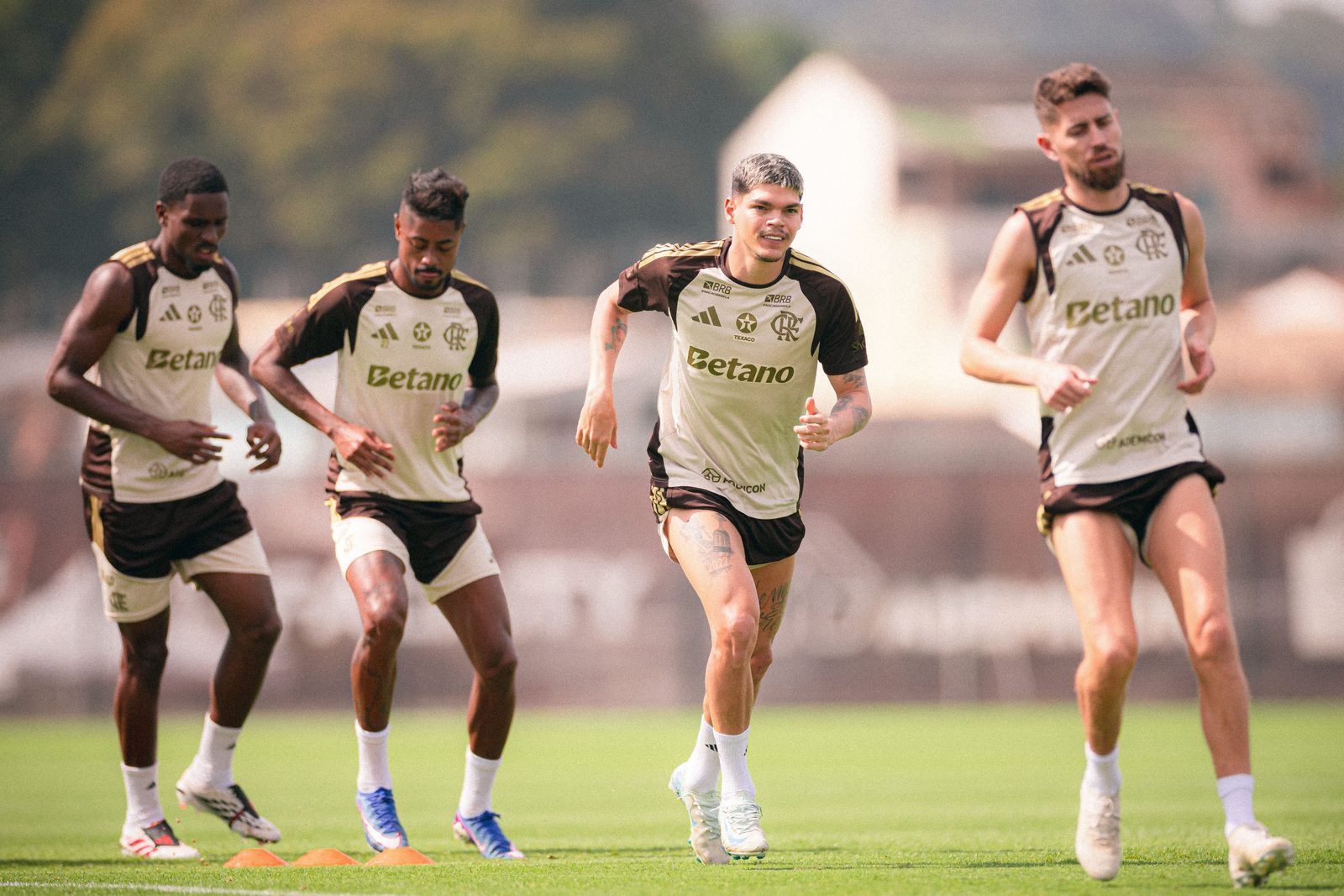 Elenco do Flamengo em atividade no Ninho do Urubu, centro de treinamento onde Rayan Lucas se formou