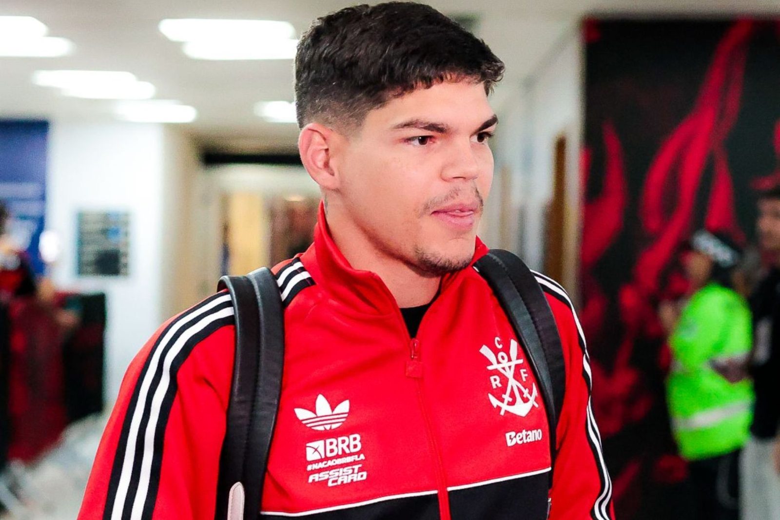 Ayrton Lucas deixou o campo logo no início do jogo contra o Red Bull Bragantino