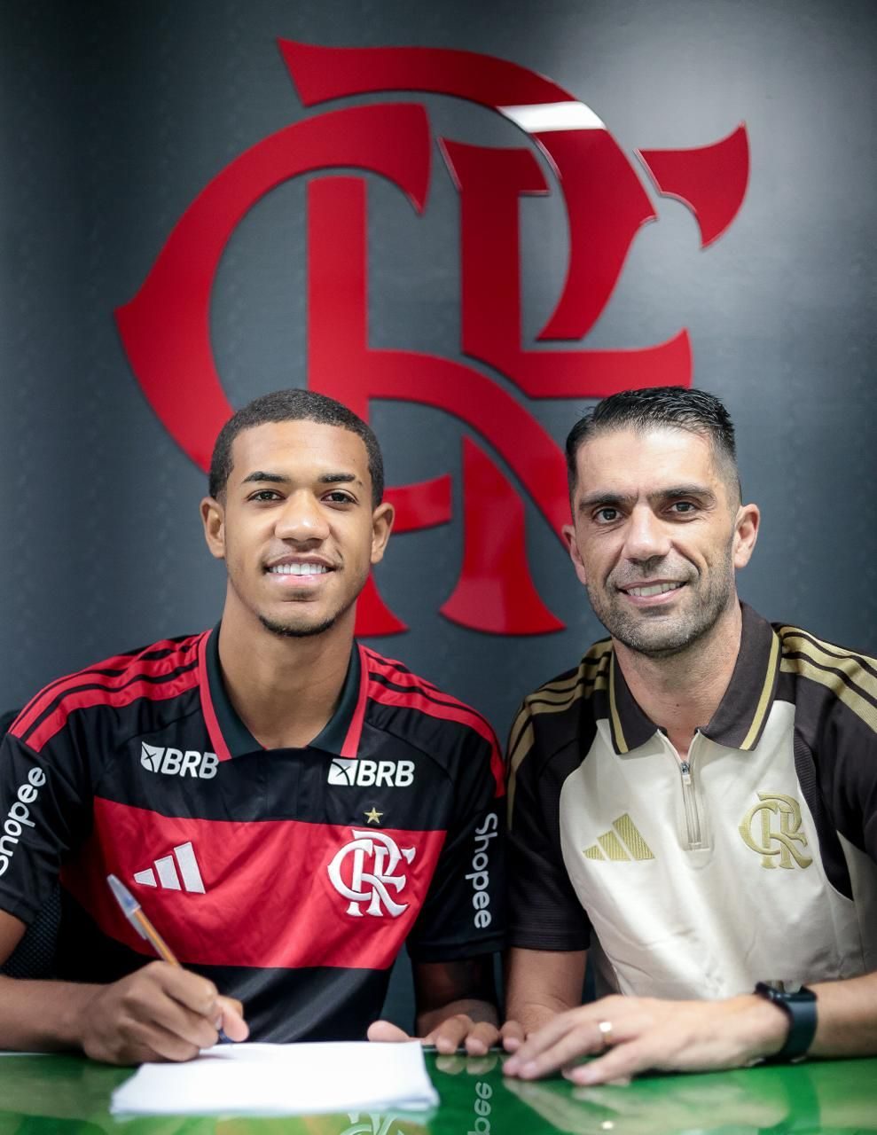 Aiyran assina contrato com o Flamengo na sede do clube
