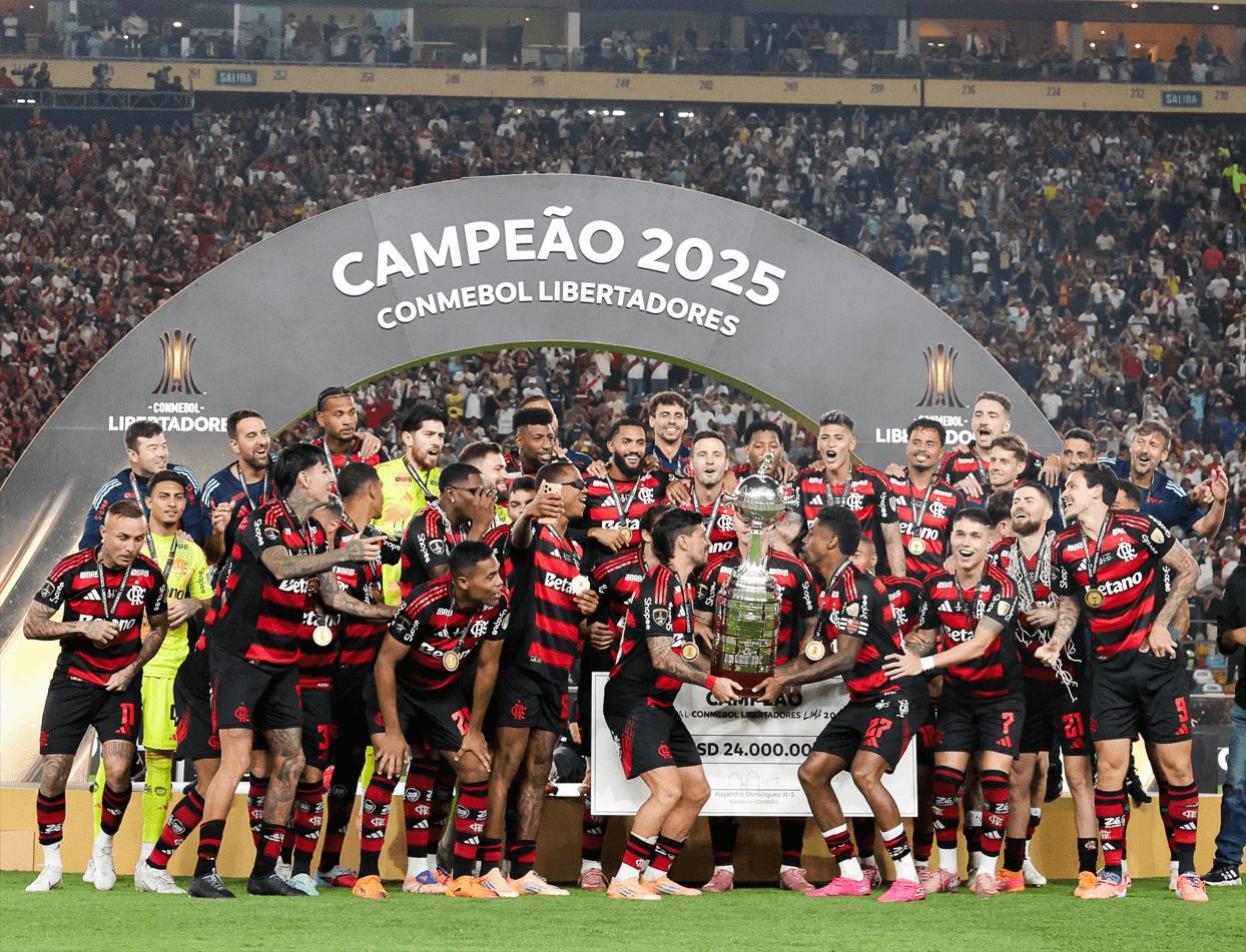 Elenco do Flamengo com a taça da Libertadores de 2025, temporada que colocou o clube na lista da Bola de Ouro