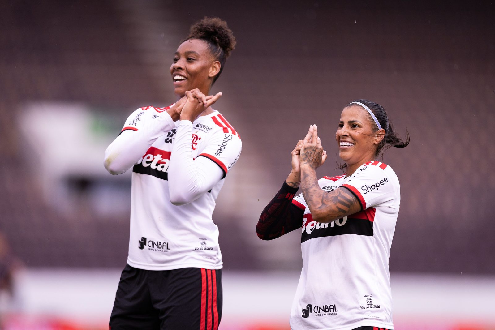 Jogadoras do Flamengo festejam gol no jogo de volta em Araraquara