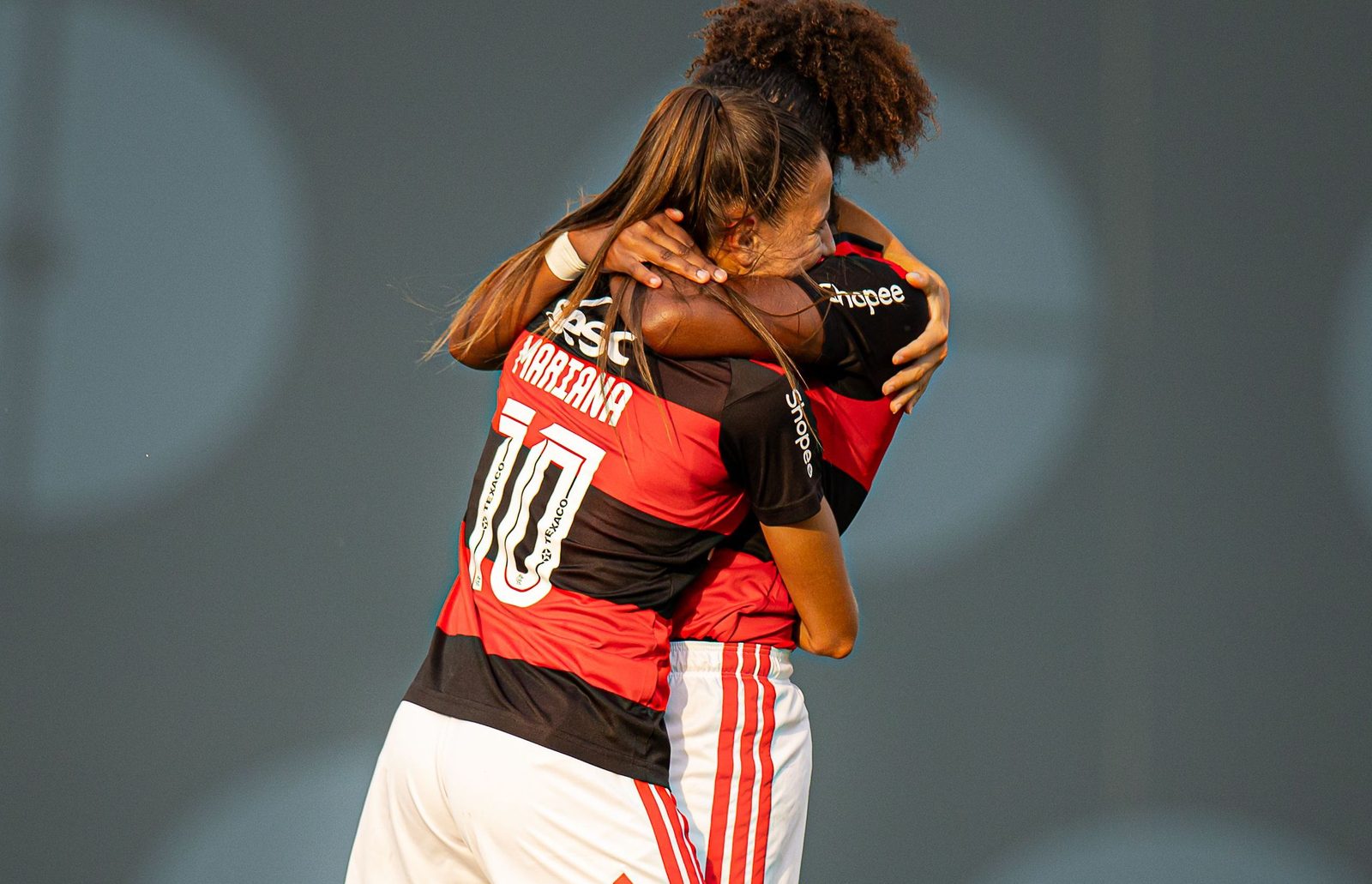 Abraço rubro-negro no jogo de ida, vencido por 1 a 0 no Estádio Luso-Brasileiro