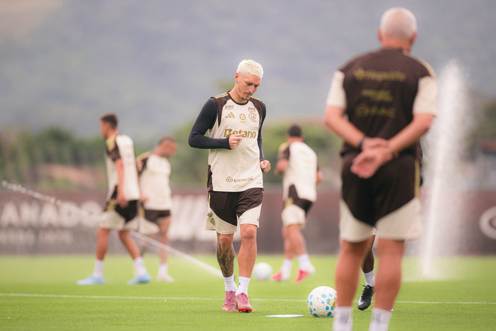 Varela em atividade no Ninho do Urubu: uruguaio completou quatro anos de Flamengo