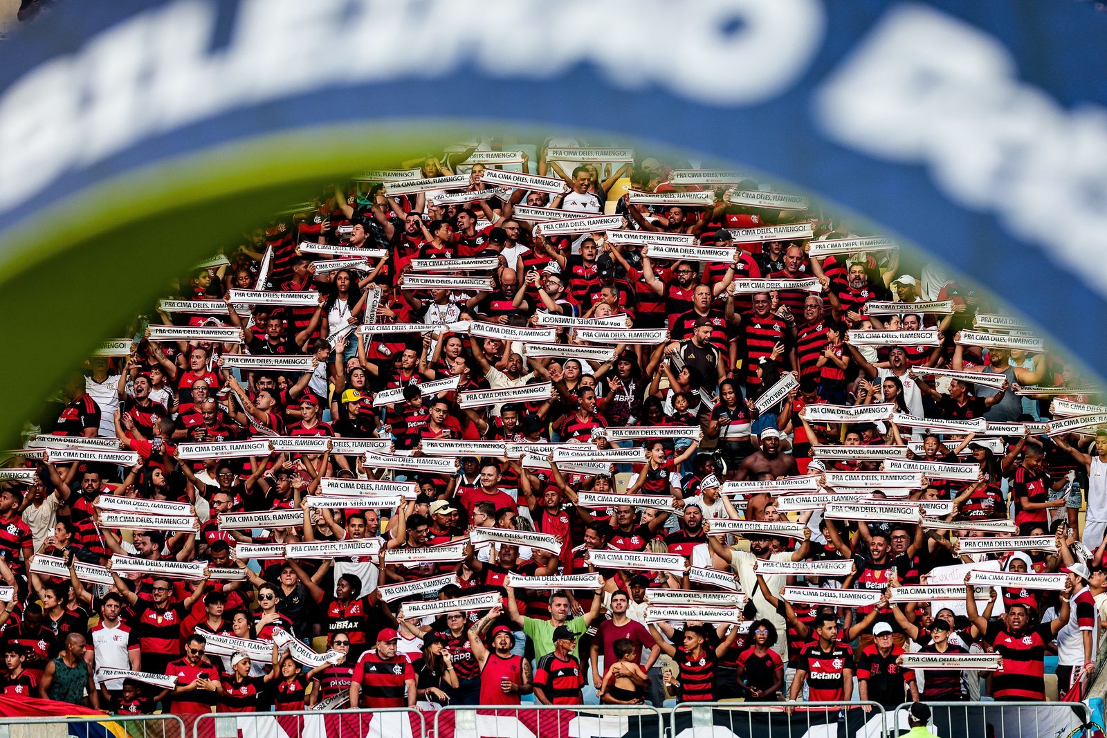Torcida do Flamengo no Maracanã, palco do jogo contra o Vitória neste domingo