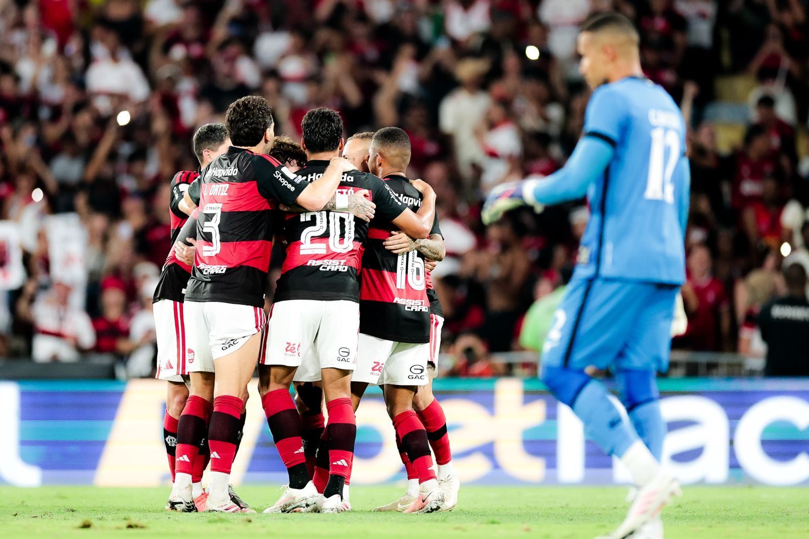 Flamengo comemora no Maracanã a vitória por 3 a 0 sobre o Botafogo