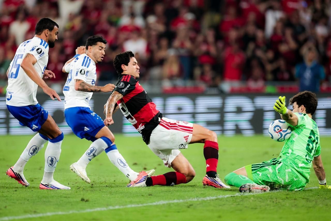 Pedro em duelo com jogadores do Cruzeiro na noite da classificação, no Maracanã