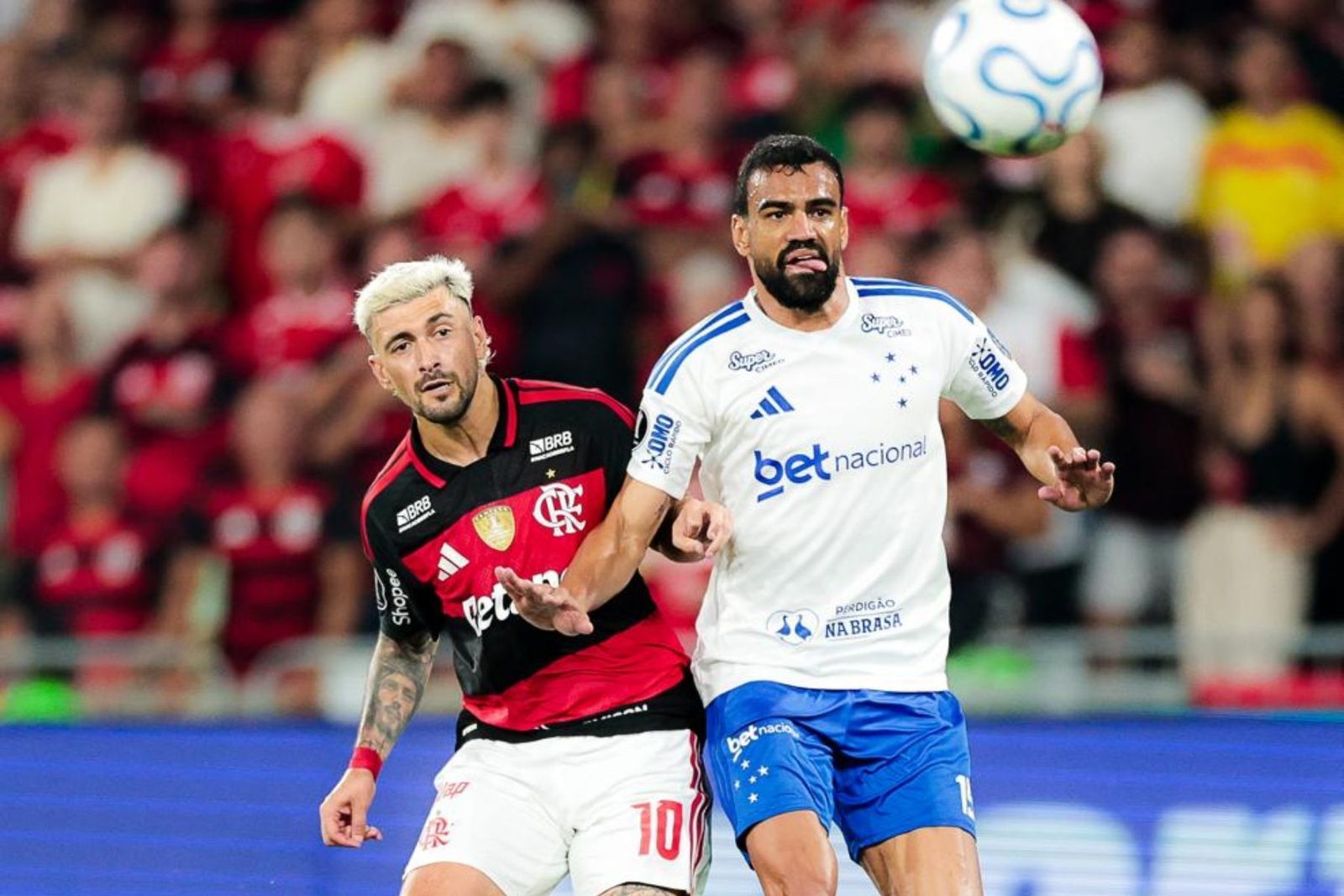 Arrascaeta, autor do primeiro gol da vitória que levou o Flamengo às quartas