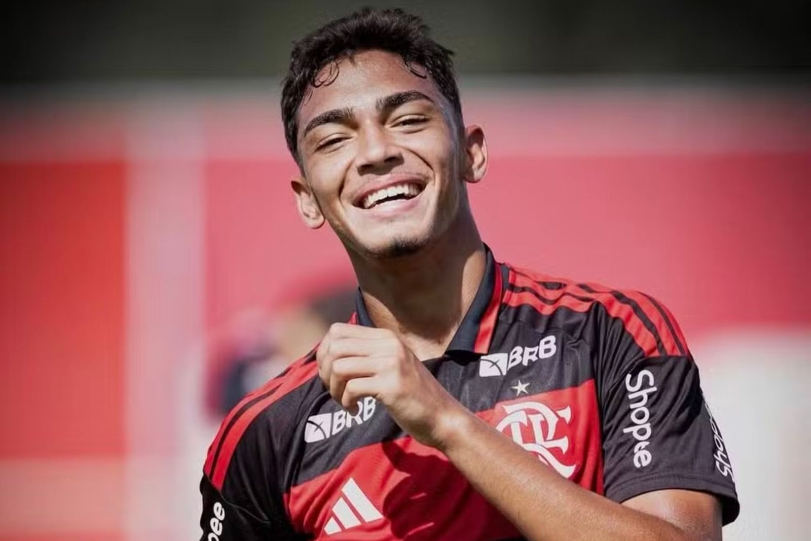 Josmar, de 17 anos, foi relacionado pela primeira vez no profissional do Flamengo