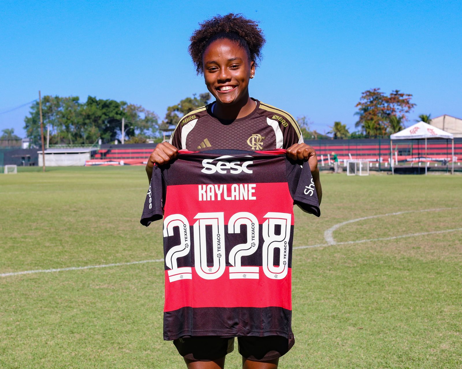 Kaylane Vieira assina a renovação com o Flamengo, no CT das Vargens
