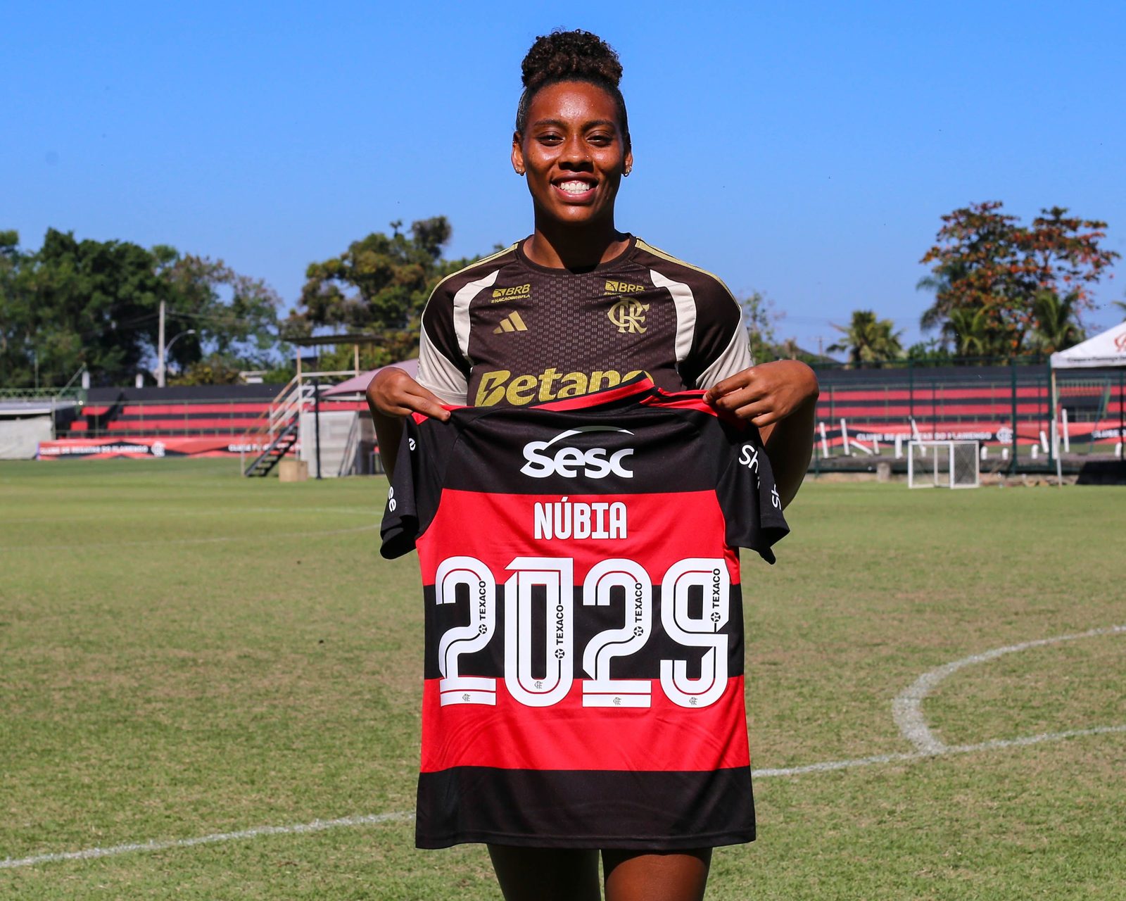 Núbia e Kaylane na cerimônia de renovação de contratos do futebol feminino