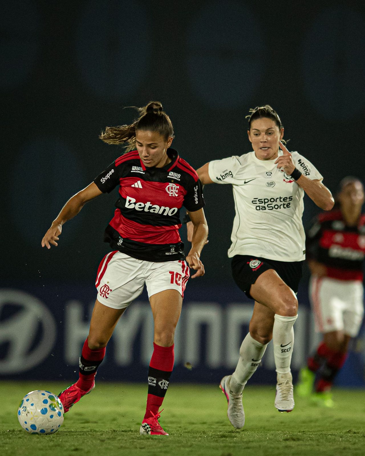 Time feminino do Flamengo em ação no Estádio Luso-Brasileiro, pelo Brasileirão