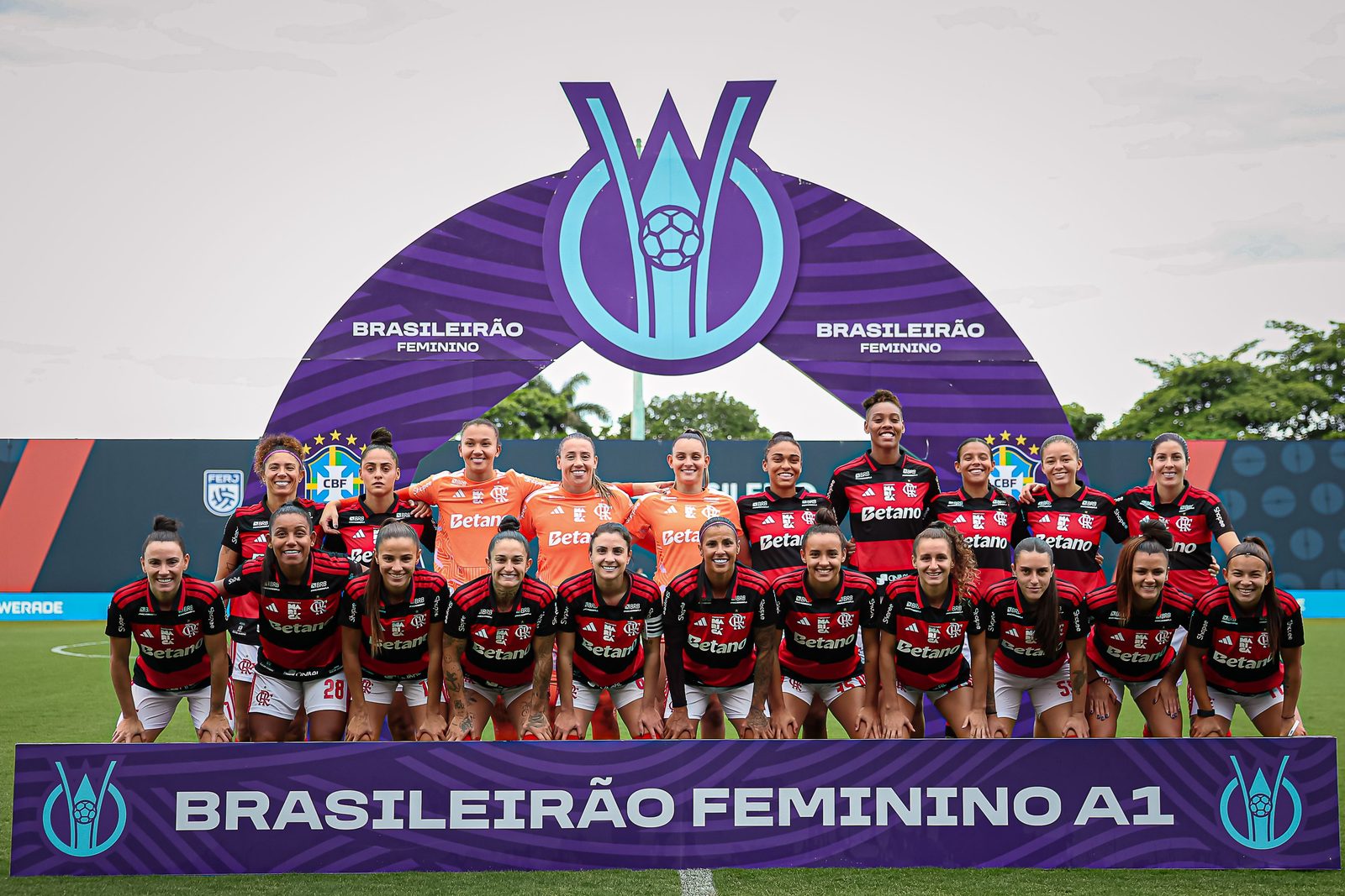 Elenco do Flamengo posa para a foto antes do jogo contra o São Paulo, no Luso-Brasileiro