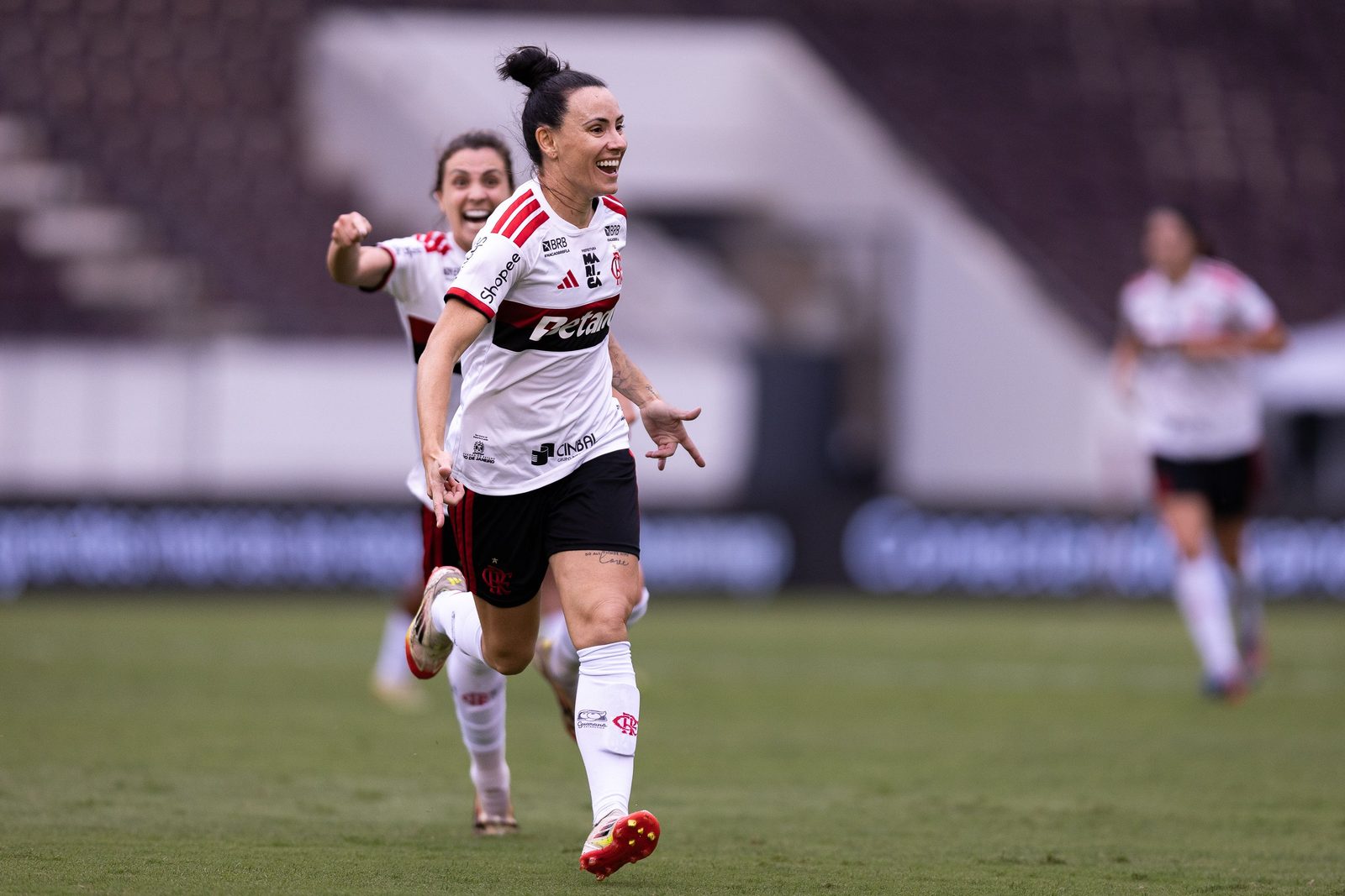 Jogadora do Flamengo comemora gol na campanha do Brasileirão Feminino 2026