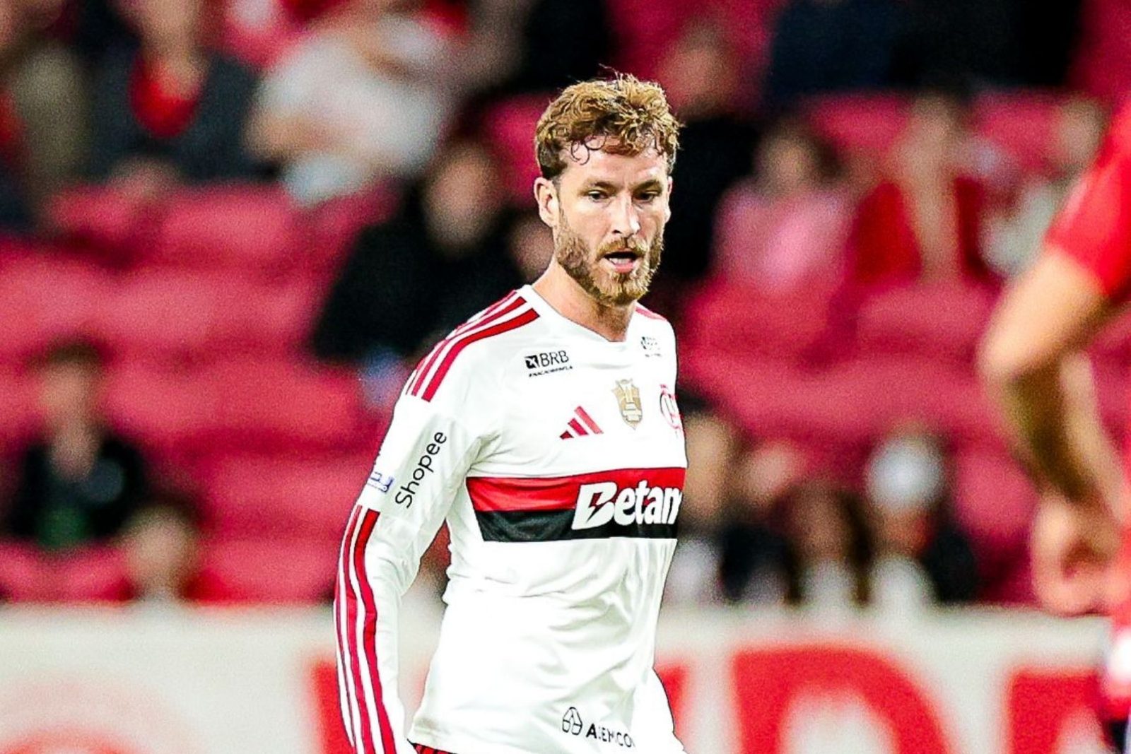 Léo Pereira sentiu o joelho esquerdo e foi substituído no intervalo em Porto Alegre