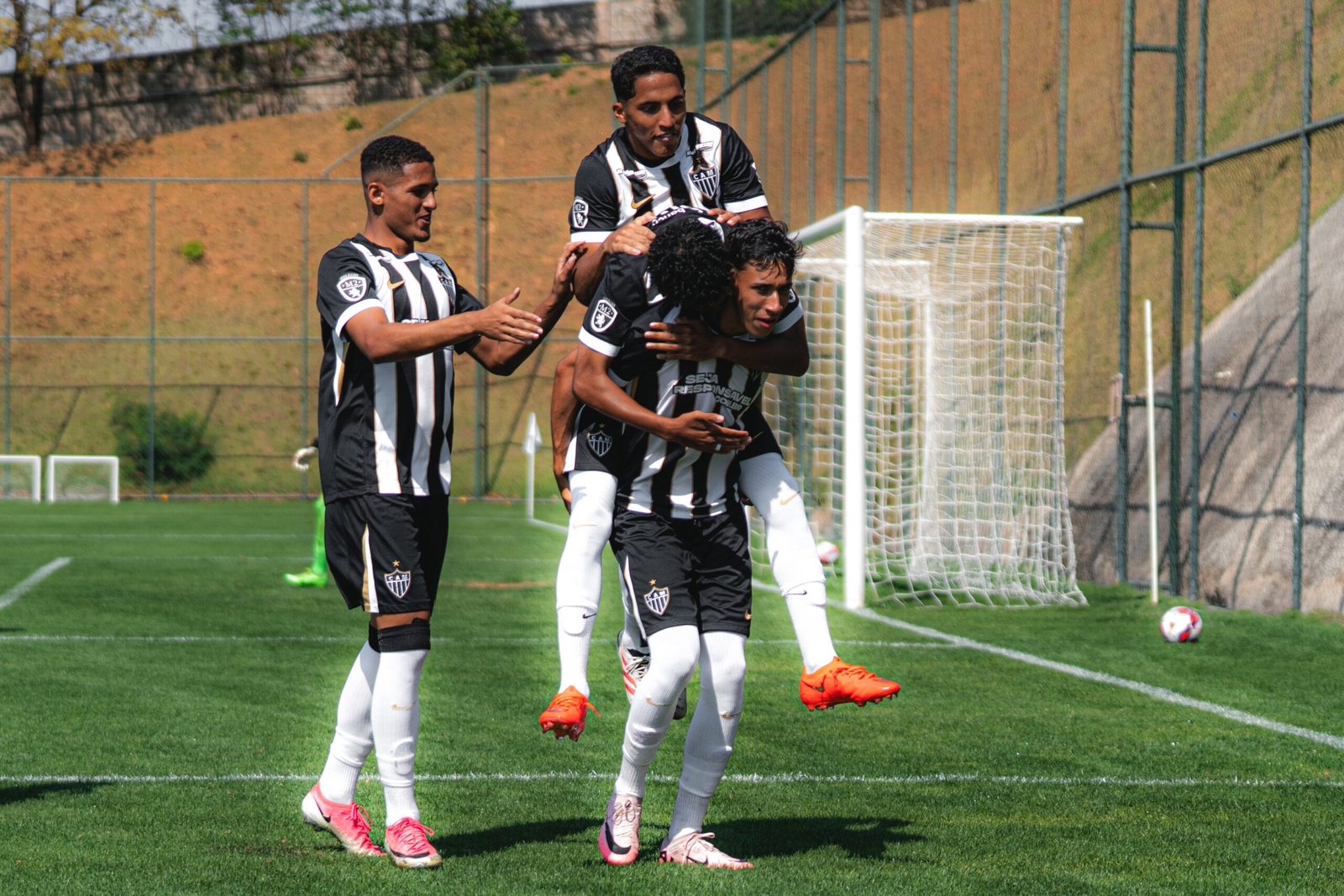 Galinho venceu o Betim por 4 a 0 na Cidade do Galo