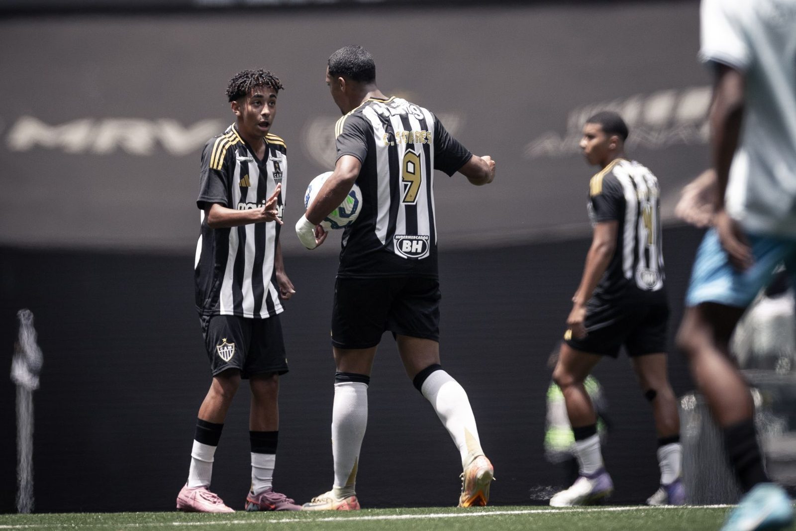 Mosquito, à esquerda, é outro destaque das categorias de base do Galo