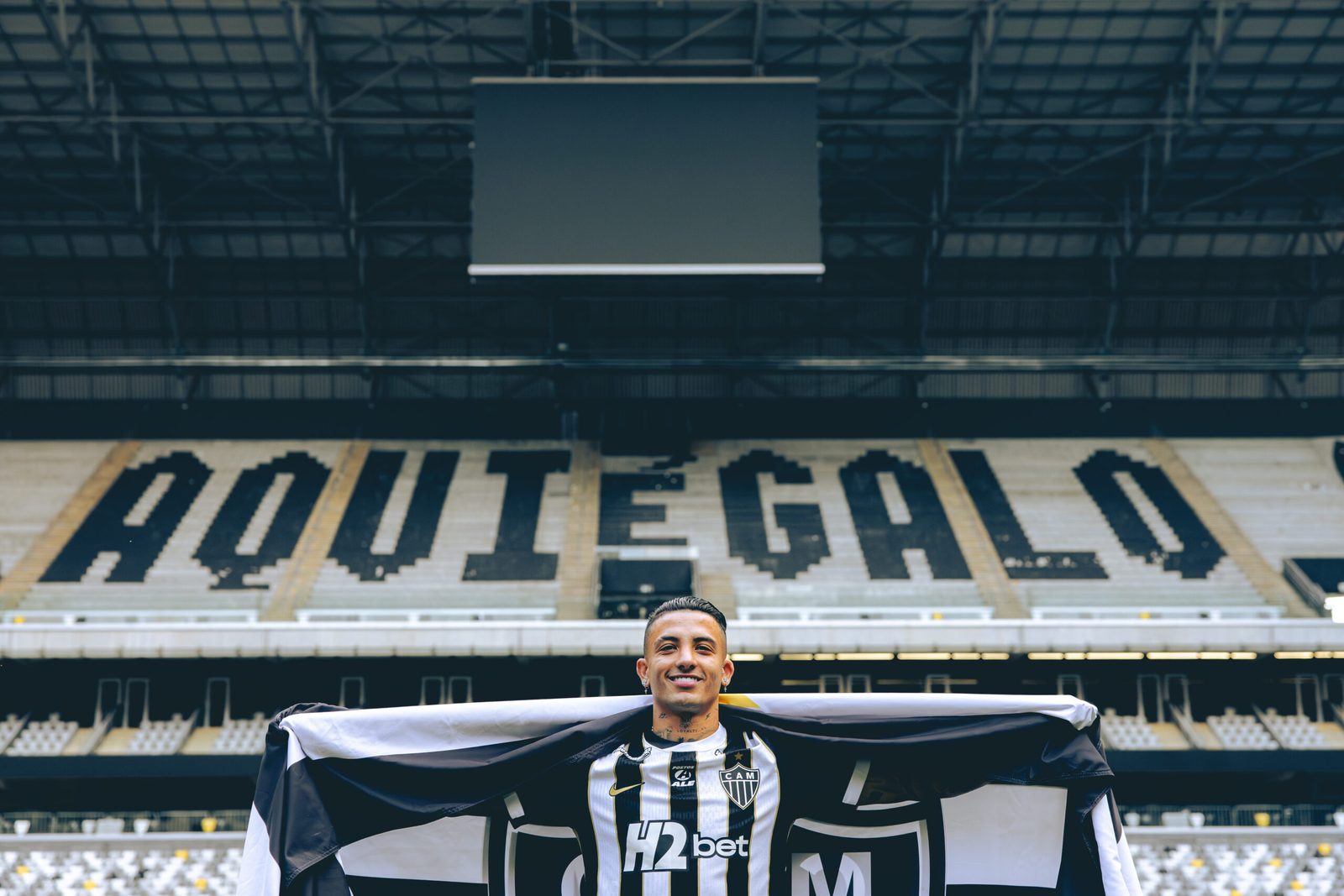 Kevin Castaño com a camisa do Atlético na Arena MRV