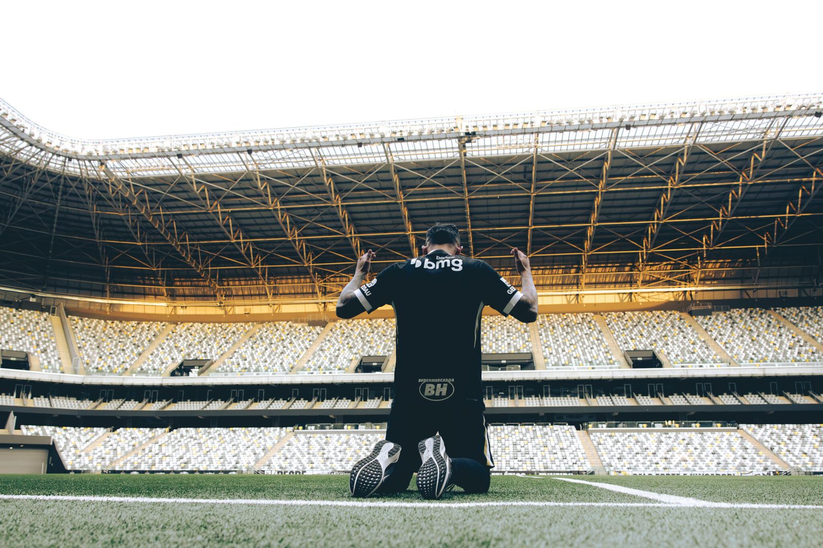 O volante colombiano no gramado da Arena MRV, palco do jogo de domingo contra o Grêmio