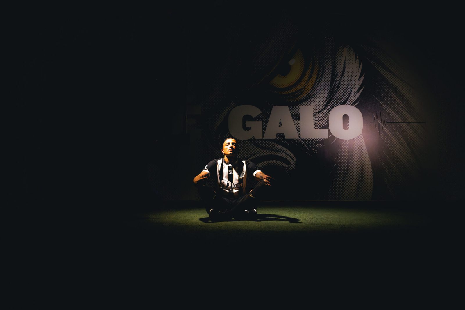 Castaño posa para as fotos de apresentação como jogador do Galo
