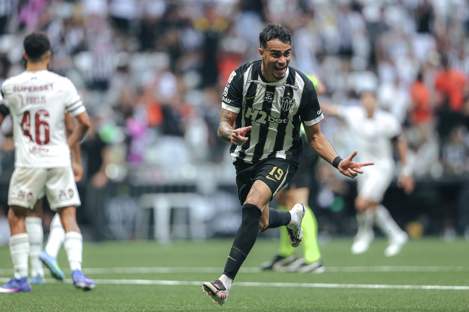 Reinier comemora o gol que abriu o placar contra o Fluminense na Arena MRV