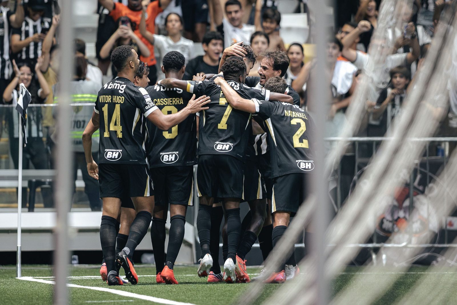 Jogadores do Atlético festejam gol na vitória sobre o Fluminense