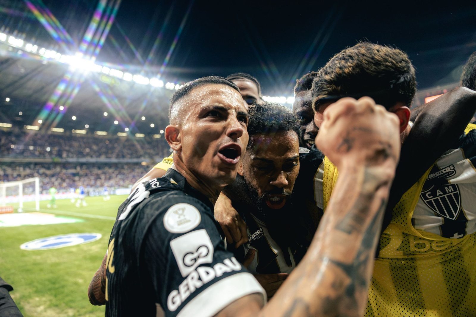 Kevin Castaño corre para comemorar com Renan Lodi o gol atleticano