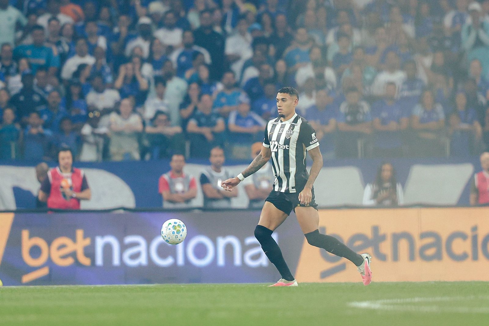Ruan Tressoldi em ação no clássico antes de deixar o campo pelo protocolo de concussão