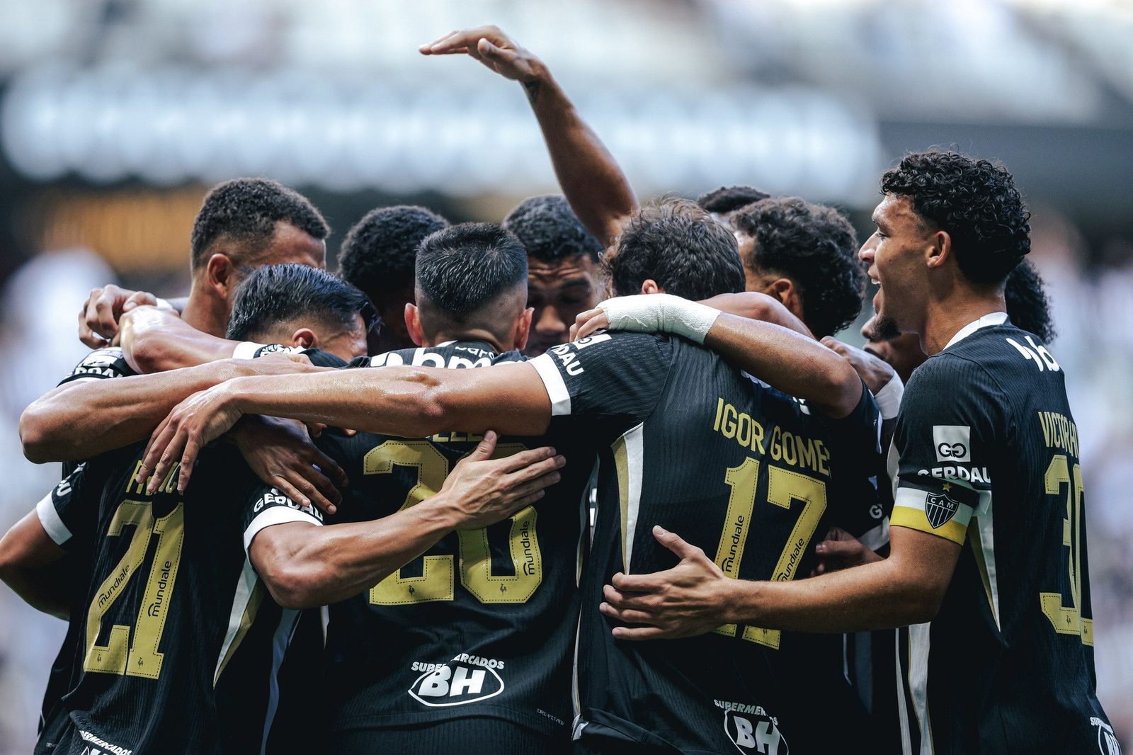 Jogadores do Atlético comemoram gol na Arena MRV