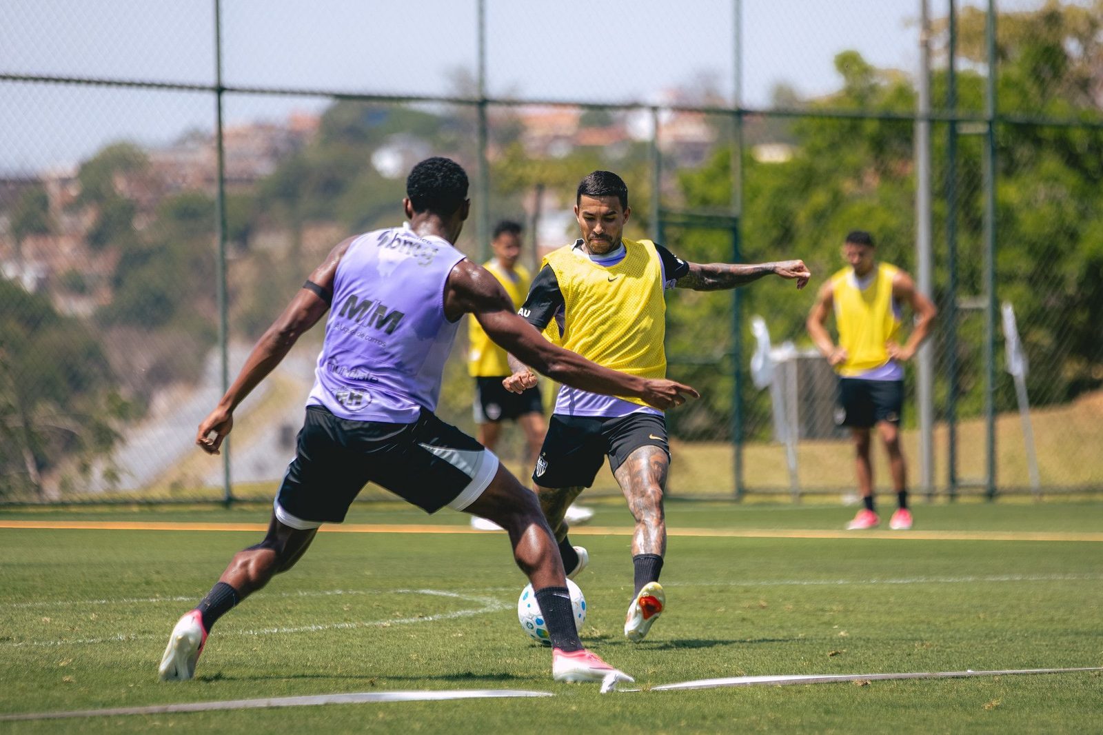 Cassierra (à direita) com Dudu durante treino na Cidade do Galo
