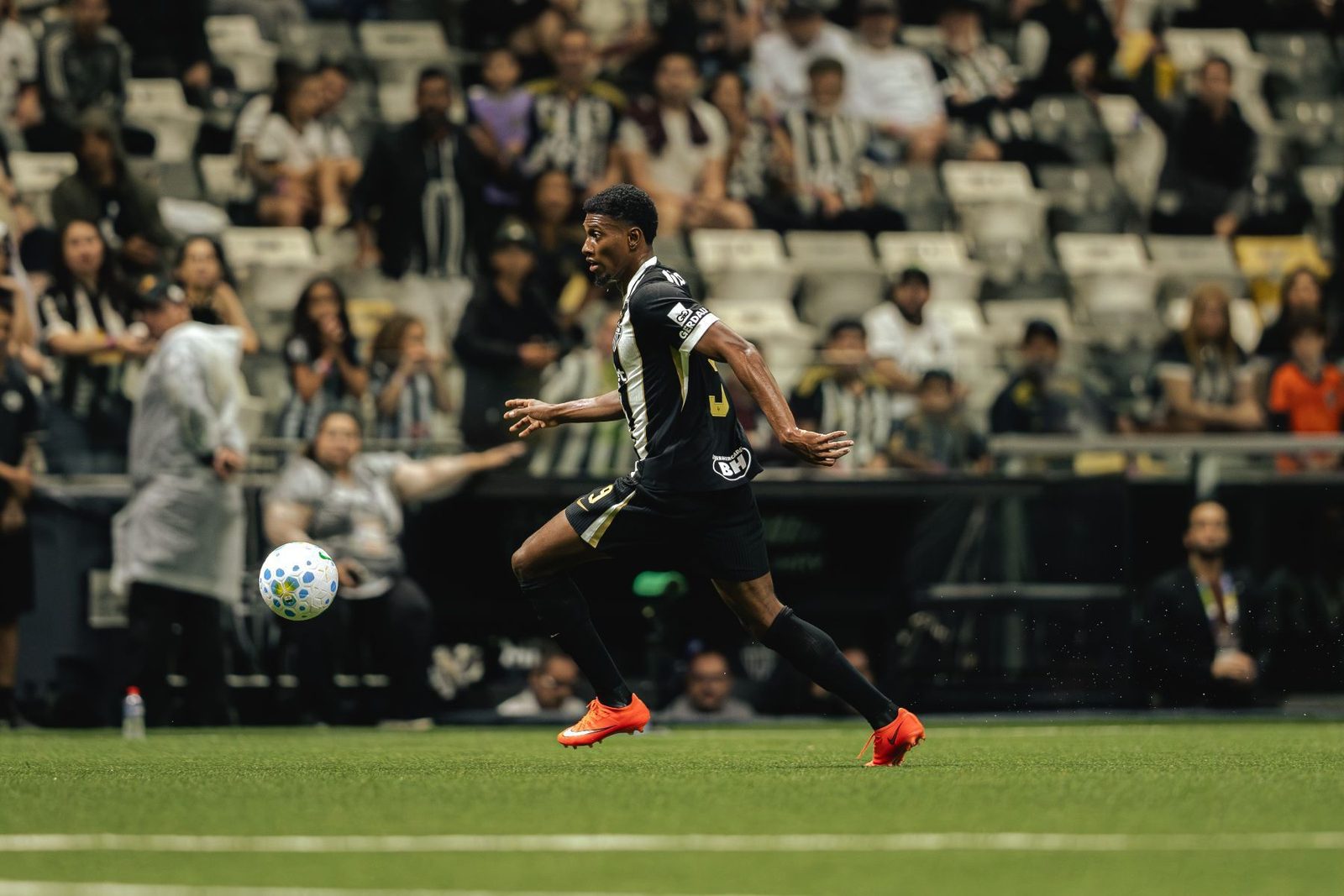 Cassierra em campo contra o Bragantino, jogo em que sentiu a lesão