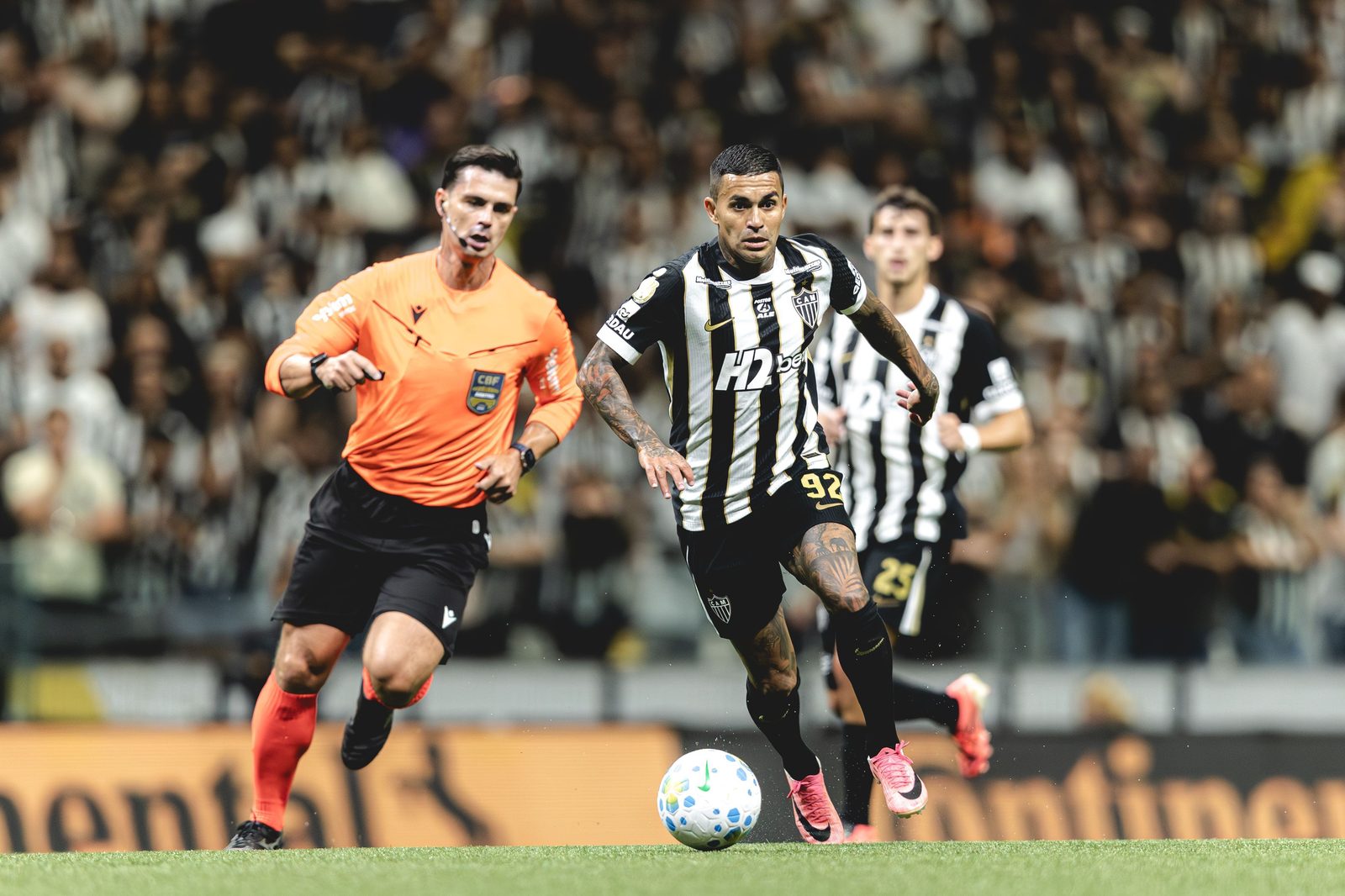 Jogada do Galo no primeiro duelo com o Juventude, acompanhada de perto pela arbitragem