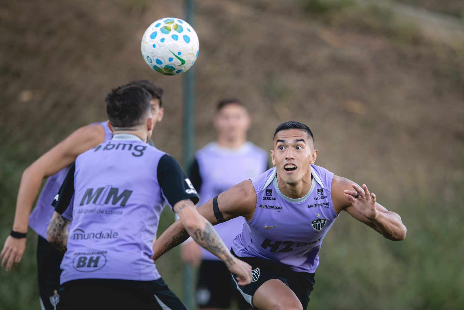 Cuello, atacante do Atlético, em treino na Cidade do Galo