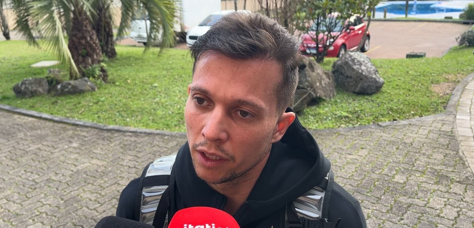 Bernard concede entrevista na chegada da delegação a Caxias do Sul, na segunda-feira (3)