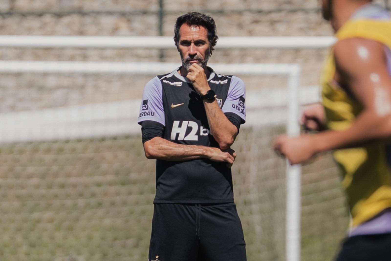O técnico Eduardo Domínguez, o Barba, em treino do Atlético na Cidade do Galo