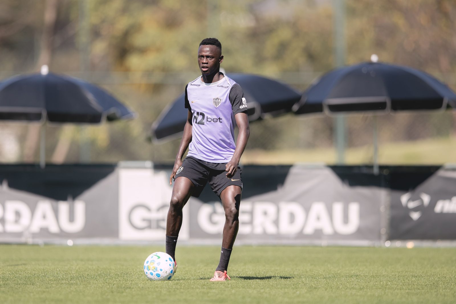 O volante Mamady Cissé, que volta de suspensão, em treino na Cidade do Galo