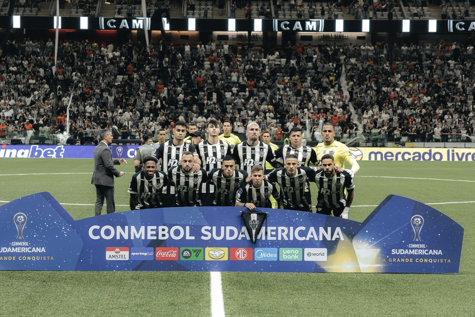 Time do Atlético perfilado no gramado da Arena MRV, palco do primeiro jogo da semifinal