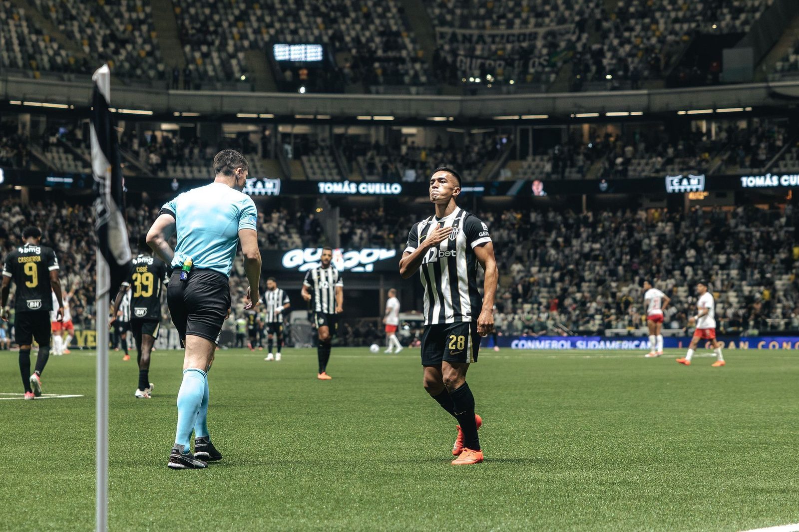 Cuello comemora gol do Atlético na Arena MRV