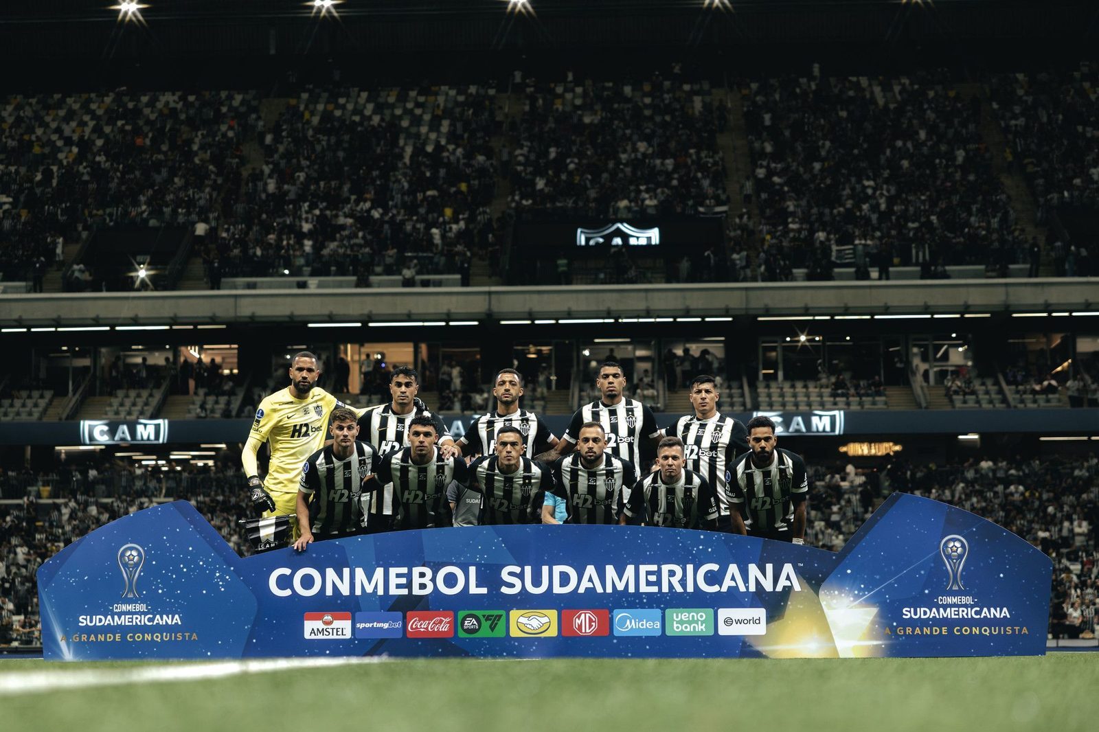 Time do Atlético perfilado antes da partida na Arena MRV