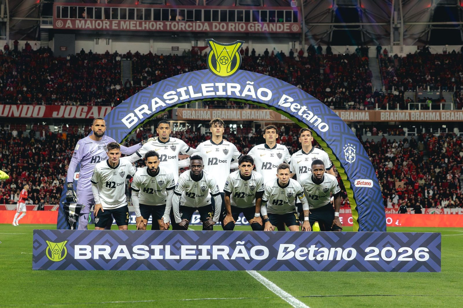 Jogadores do Atlético perfilados antes de partida do Campeonato Brasileiro