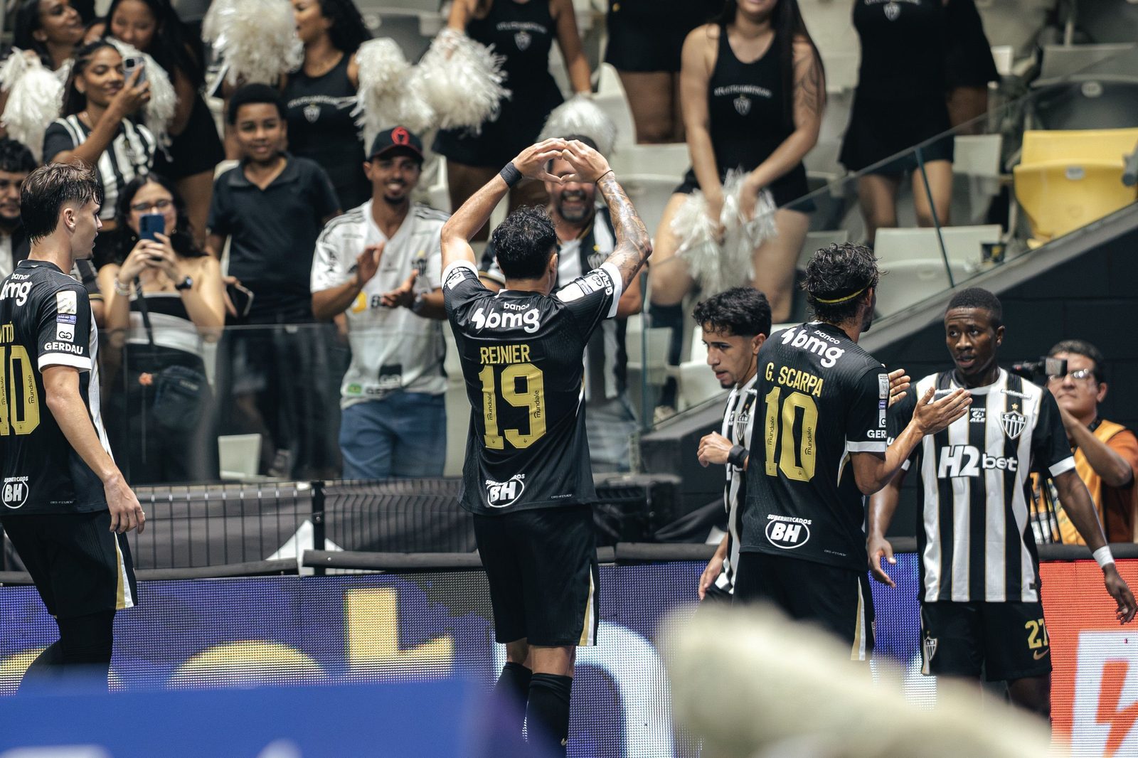 Jogadores do Atlético comemoram gol na Arena MRV