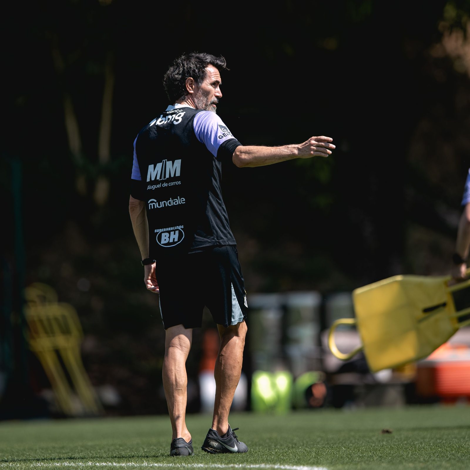 O técnico Eduardo Domínguez durante treino na Cidade do Galo