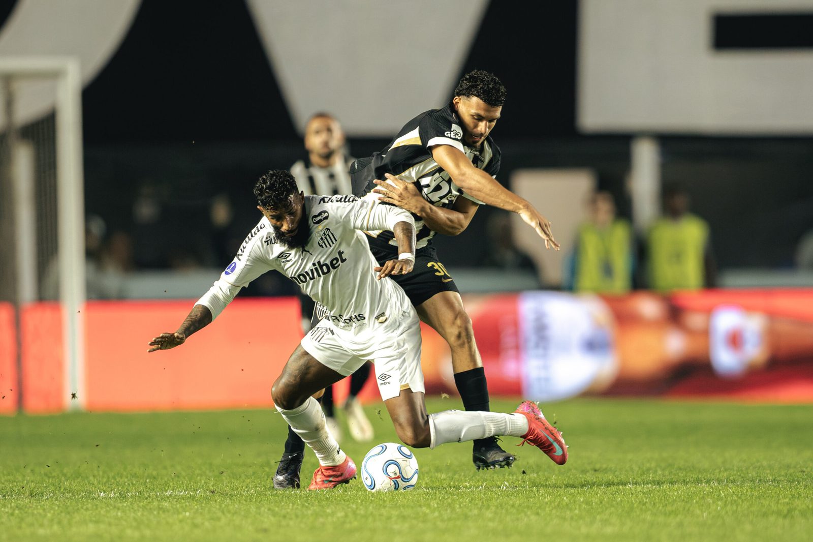 Atlético foi derrotado pelo Santos na Vila Belmiro, na ida das quartas da Copa Sul-Americana