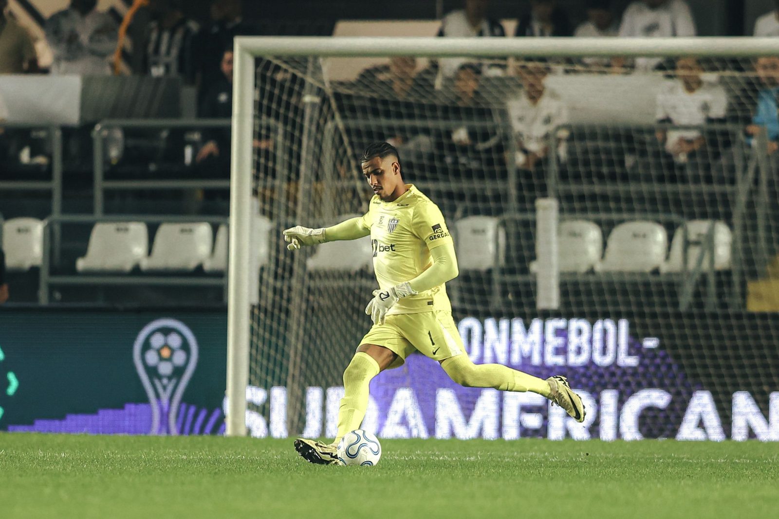 Gabriel Delfim em ação pelo Atlético no jogo da Vila Belmiro