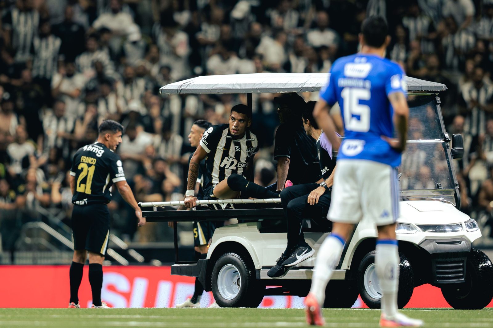 Jogador do Atlético deixa o gramado de carrinho no clássico com o Cruzeiro, na Arena MRV
