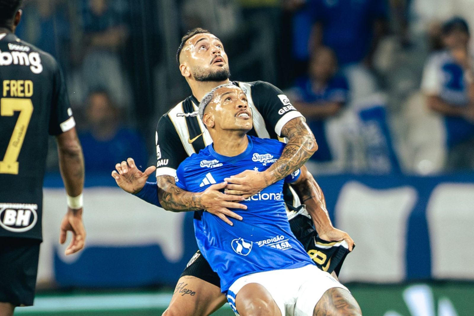 Maycon na marcação durante clássico entre Atlético e Cruzeiro