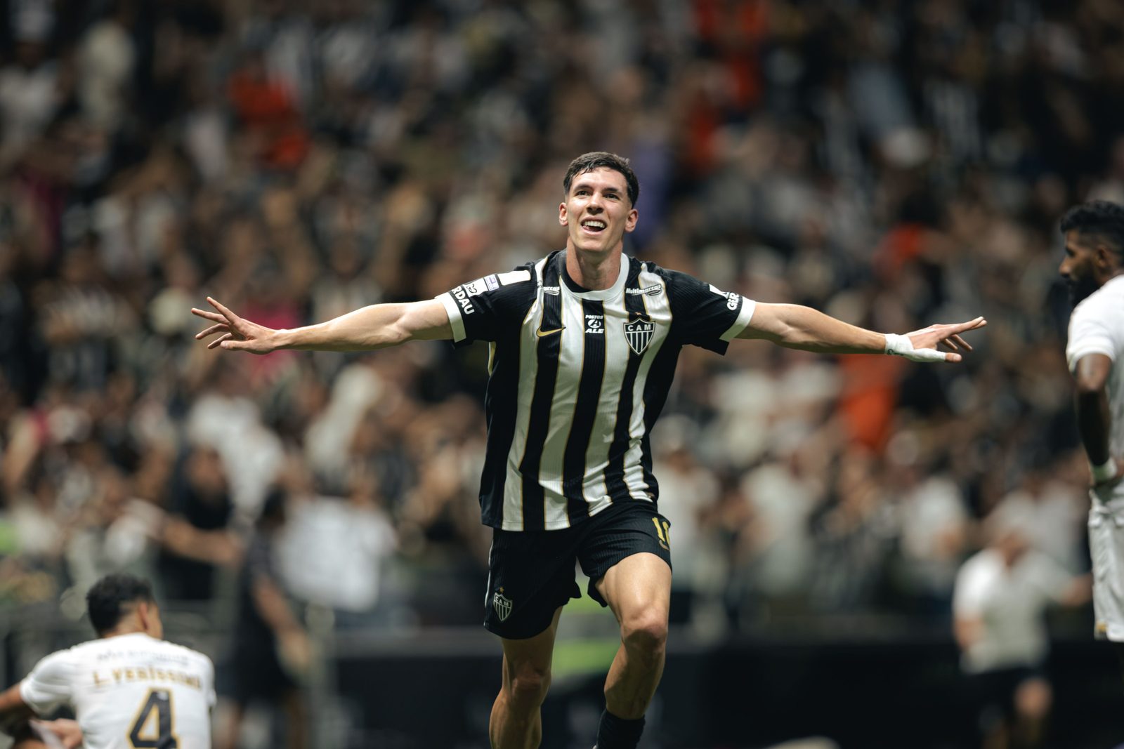Thiago Borbas comemora o gol da virada do Atlético sobre o Santos na Arena MRV