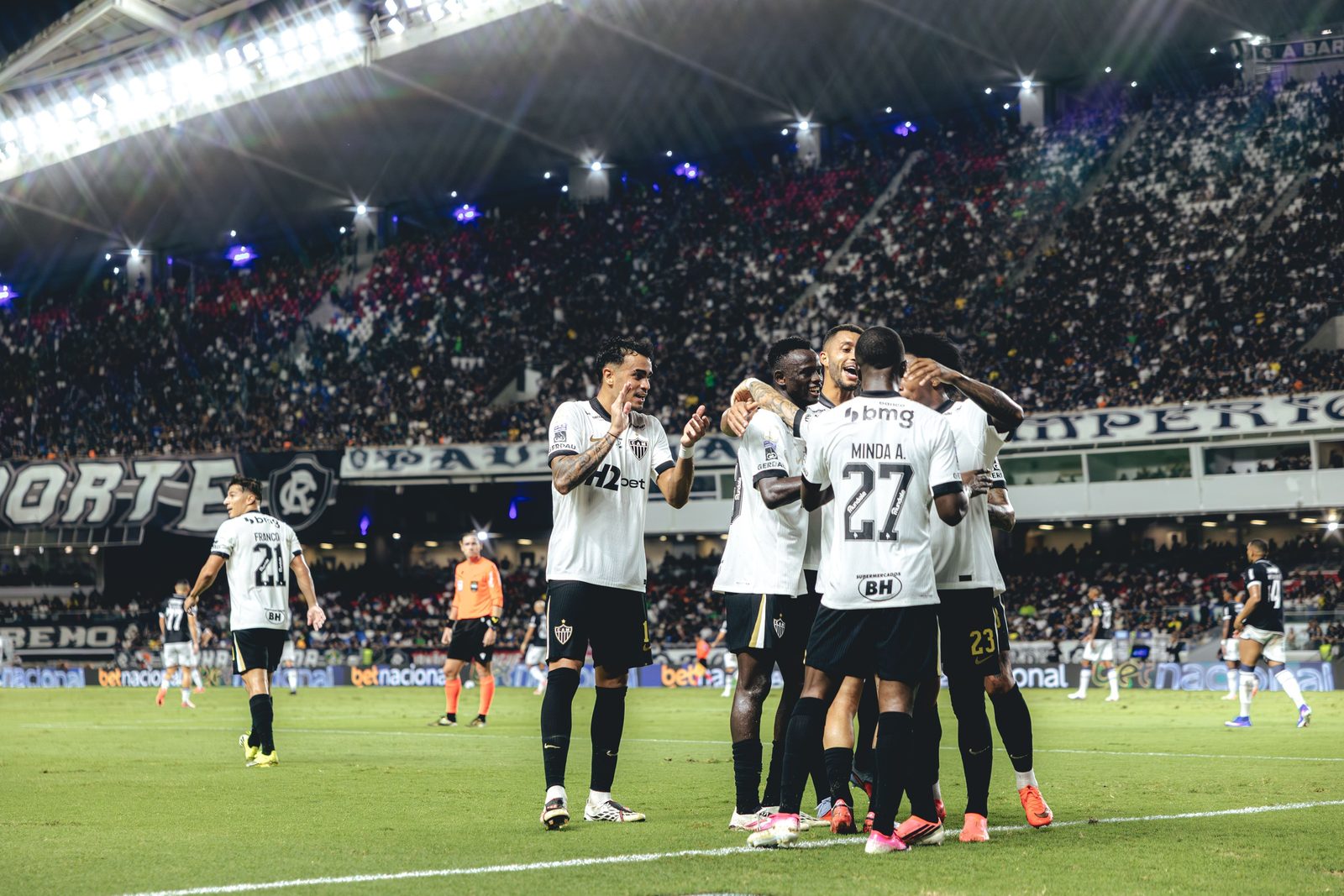 Jogadores do Atlético comemoram gol marcado sobre o Remo, no Mangueirão